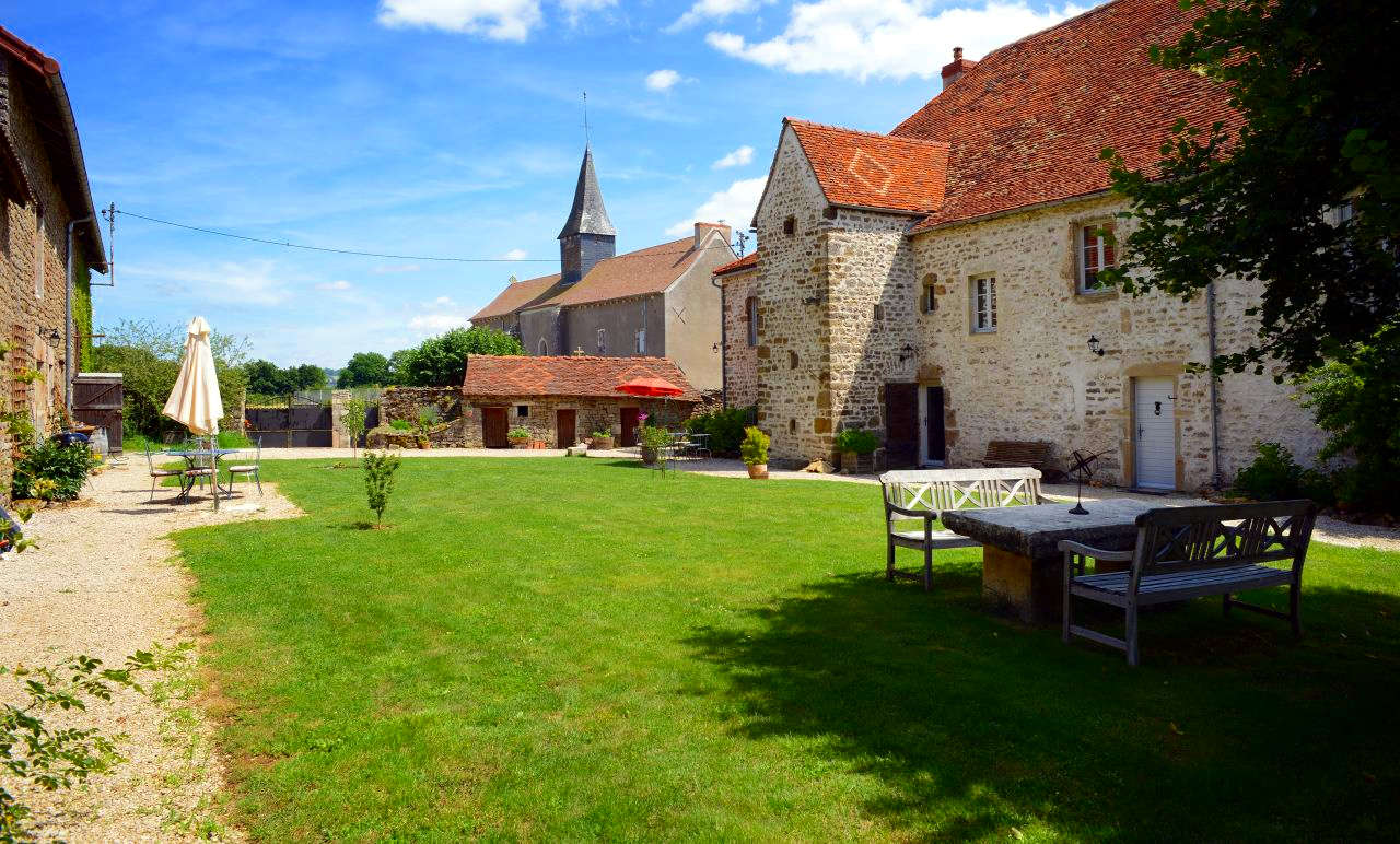 Les bâtiments historiques de la maison d'hôtes La Roserie.